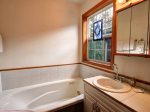 Bathroom with jacuuzi tub